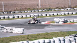 Kart rijdt een scherpe bocht langs de rood-witte kerbstone