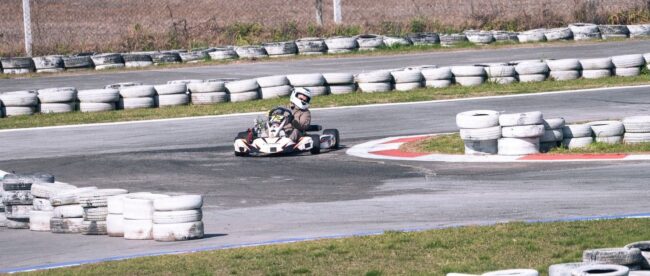 Kart rijdt een scherpe bocht langs de rood-witte kerbstone