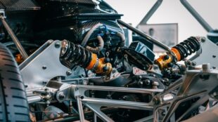 Close-up van raceauto-ophanging met schokdempers en veren