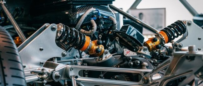 Close-up van raceauto-ophanging met schokdempers en veren
